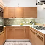 Modern Colosseum Flat *